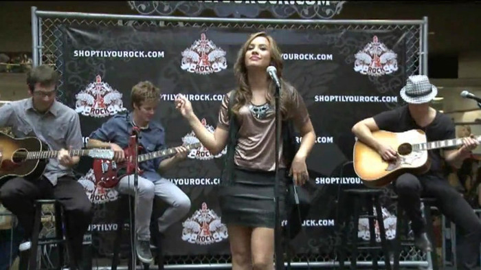 Demi Lovato  Live at Glendale Galleria  in LA for Cambio in HD 01704