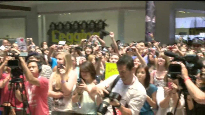 Demi Lovato  Live at Glendale Galleria  in LA for Cambio in HD 01228 - Demilush - Live at Glendale Galleria in LA for Cambio Part oo2