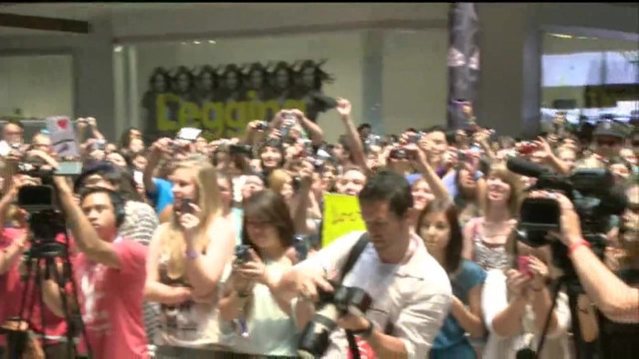 Demi Lovato  Live at Glendale Galleria  in LA for Cambio in HD 01229 - Demilush - Live at Glendale Galleria in LA for Cambio Part oo2