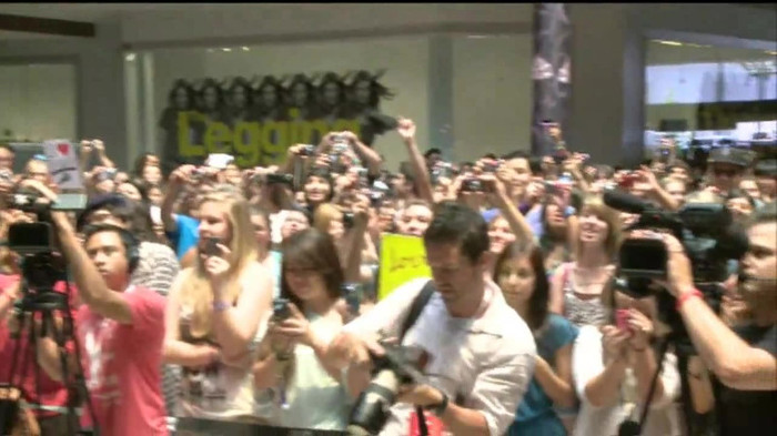 Demi Lovato  Live at Glendale Galleria  in LA for Cambio in HD 01232 - Demilush - Live at Glendale Galleria in LA for Cambio Part oo2