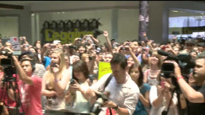 Demi Lovato  Live at Glendale Galleria  in LA for Cambio in HD 01233 - Demilush - Live at Glendale Galleria in LA for Cambio Part oo2