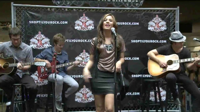 Demi Lovato  Live at Glendale Galleria  in LA for Cambio in HD 01712