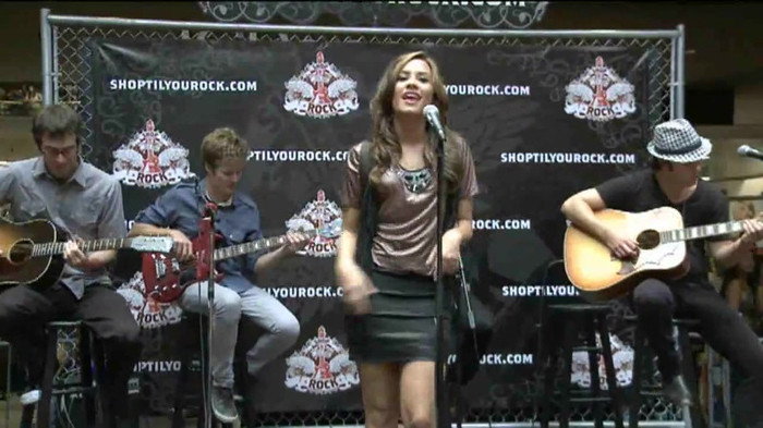 Demi Lovato  Live at Glendale Galleria  in LA for Cambio in HD 01714