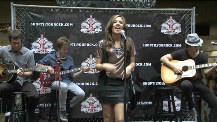 Demi Lovato  Live at Glendale Galleria  in LA for Cambio in HD 01718