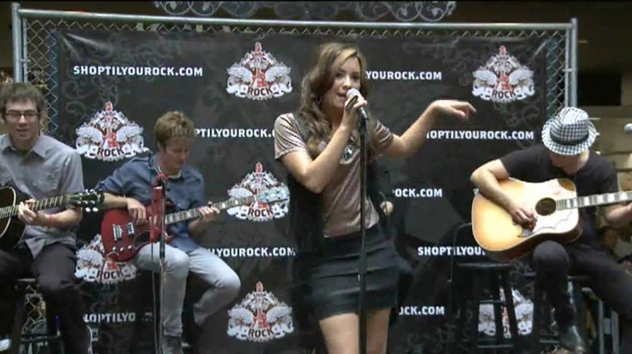 Demi Lovato  Live at Glendale Galleria  in LA for Cambio in HD 01739