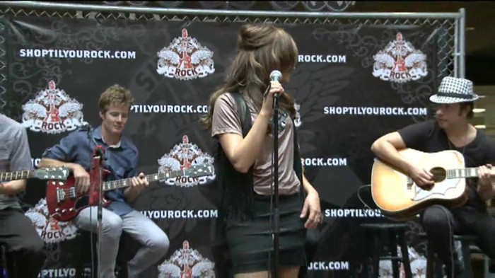 Demi Lovato  Live at Glendale Galleria  in LA for Cambio in HD 01270