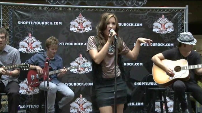 Demi Lovato  Live at Glendale Galleria  in LA for Cambio in HD 01764