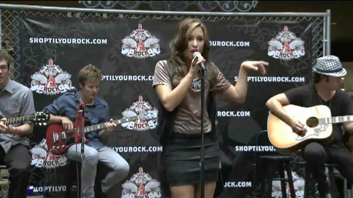 Demi Lovato  Live at Glendale Galleria  in LA for Cambio in HD 01769