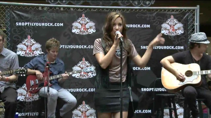 Demi Lovato  Live at Glendale Galleria  in LA for Cambio in HD 01778