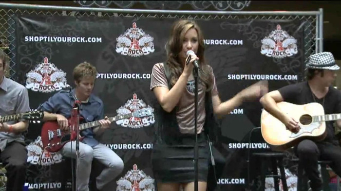 Demi Lovato  Live at Glendale Galleria  in LA for Cambio in HD 01780