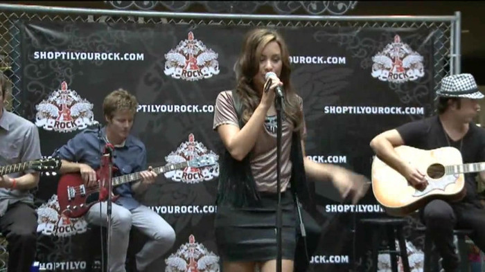 Demi Lovato  Live at Glendale Galleria  in LA for Cambio in HD 01782