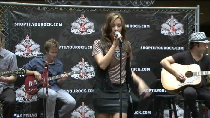 Demi Lovato  Live at Glendale Galleria  in LA for Cambio in HD 01784