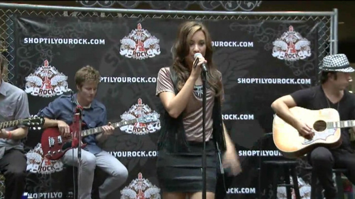 Demi Lovato  Live at Glendale Galleria  in LA for Cambio in HD 01785