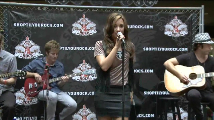 Demi Lovato  Live at Glendale Galleria  in LA for Cambio in HD 01788