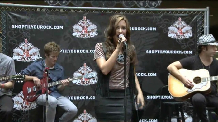 Demi Lovato  Live at Glendale Galleria  in LA for Cambio in HD 01800