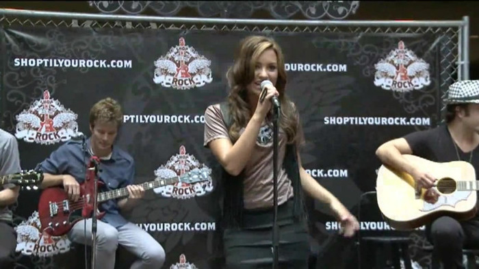Demi Lovato  Live at Glendale Galleria  in LA for Cambio in HD 01822