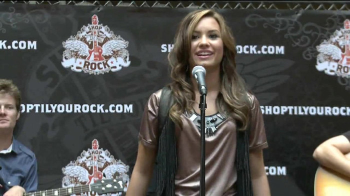 Demi Lovato  Live at Glendale Galleria  in LA for Cambio in HD 00874