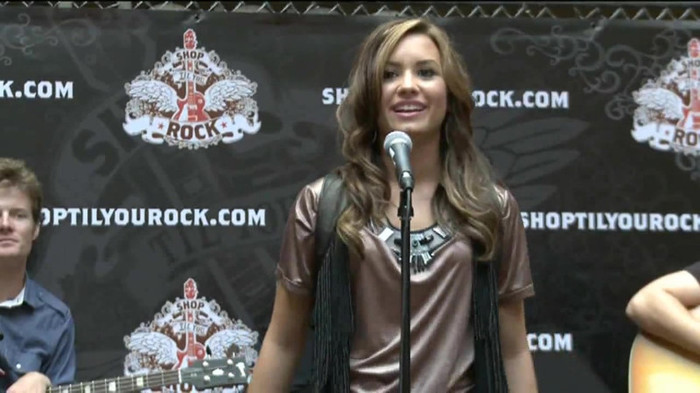 Demi Lovato  Live at Glendale Galleria  in LA for Cambio in HD 00875