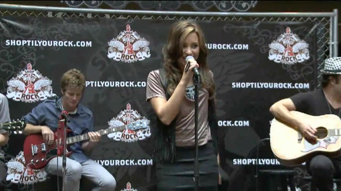 Demi Lovato  Live at Glendale Galleria  in LA for Cambio in HD 01837