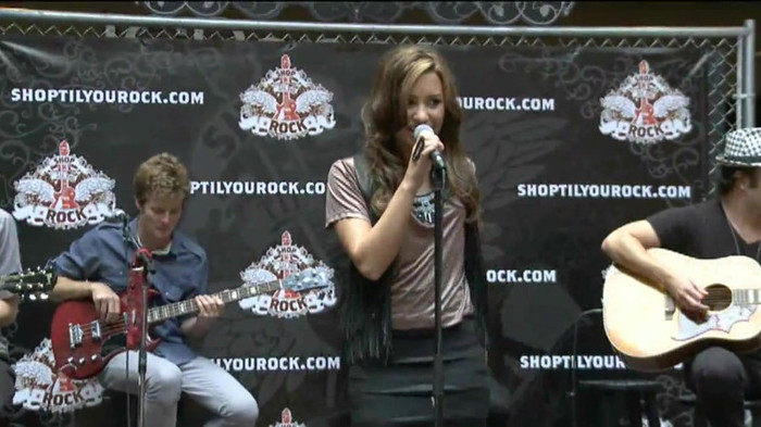 Demi Lovato  Live at Glendale Galleria  in LA for Cambio in HD 01839
