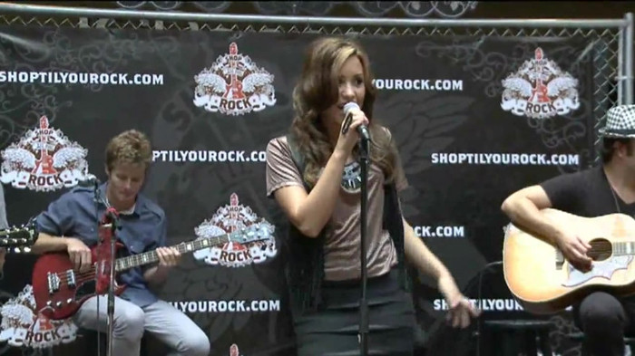 Demi Lovato  Live at Glendale Galleria  in LA for Cambio in HD 01848