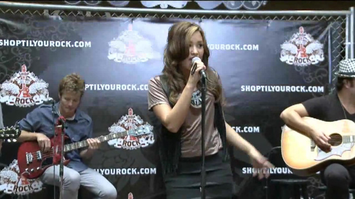 Demi Lovato  Live at Glendale Galleria  in LA for Cambio in HD 01850
