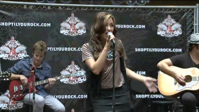 Demi Lovato  Live at Glendale Galleria  in LA for Cambio in HD 01852