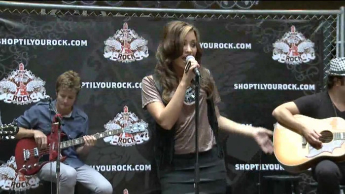 Demi Lovato  Live at Glendale Galleria  in LA for Cambio in HD 01854