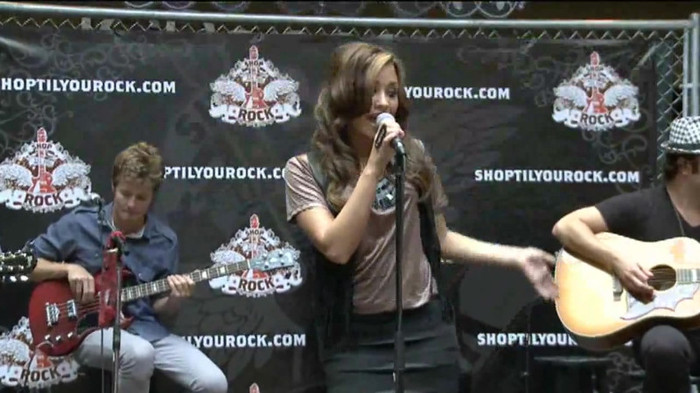 Demi Lovato  Live at Glendale Galleria  in LA for Cambio in HD 01855
