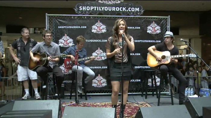 Demi Lovato  Live at Glendale Galleria  in LA for Cambio in HD 01383