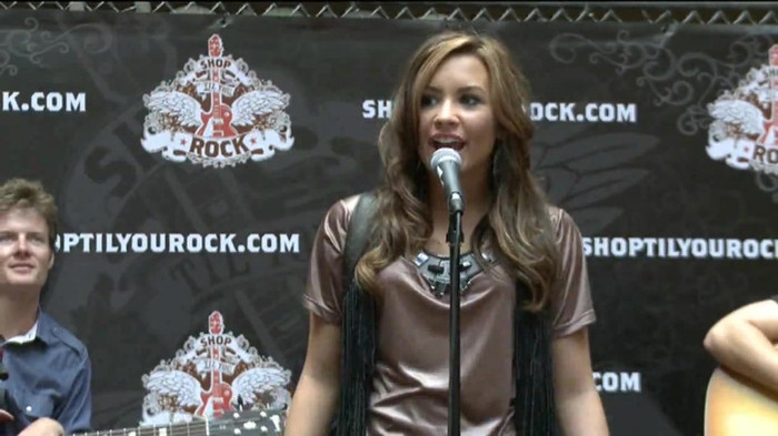 Demi Lovato  Live at Glendale Galleria  in LA for Cambio in HD 00920