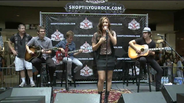 Demi Lovato  Live at Glendale Galleria  in LA for Cambio in HD 01389