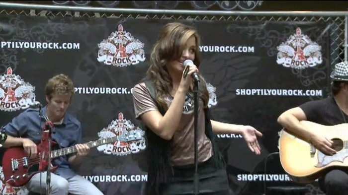 Demi Lovato  Live at Glendale Galleria  in LA for Cambio in HD 01877