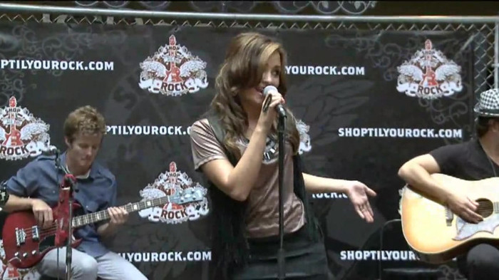 Demi Lovato  Live at Glendale Galleria  in LA for Cambio in HD 01878