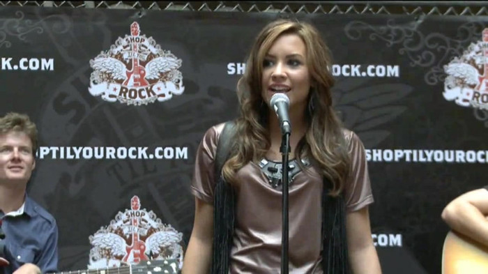 Demi Lovato  Live at Glendale Galleria  in LA for Cambio in HD 00923