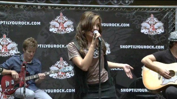 Demi Lovato  Live at Glendale Galleria  in LA for Cambio in HD 01879