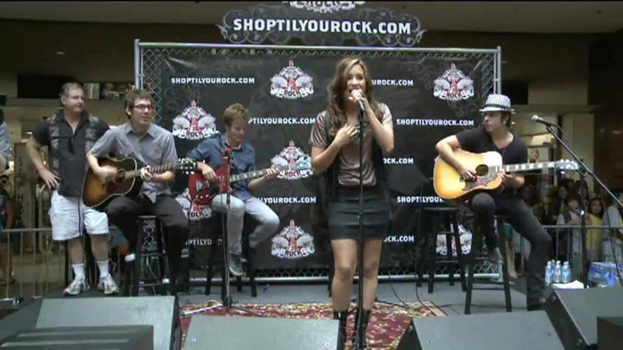 Demi Lovato  Live at Glendale Galleria  in LA for Cambio in HD 01392