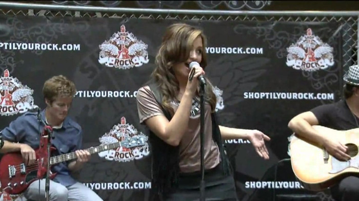 Demi Lovato  Live at Glendale Galleria  in LA for Cambio in HD 01883