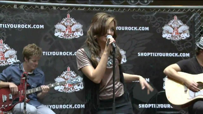Demi Lovato  Live at Glendale Galleria  in LA for Cambio in HD 01891