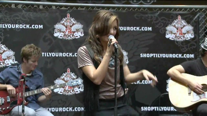 Demi Lovato  Live at Glendale Galleria  in LA for Cambio in HD 01899