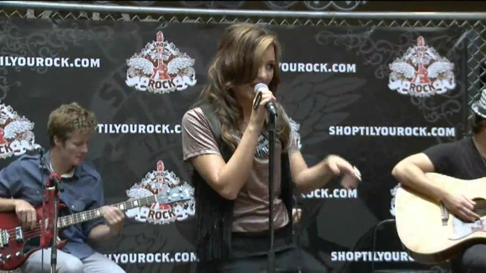 Demi Lovato  Live at Glendale Galleria  in LA for Cambio in HD 01900