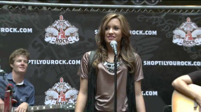 Demi Lovato  Live at Glendale Galleria  in LA for Cambio in HD 00946