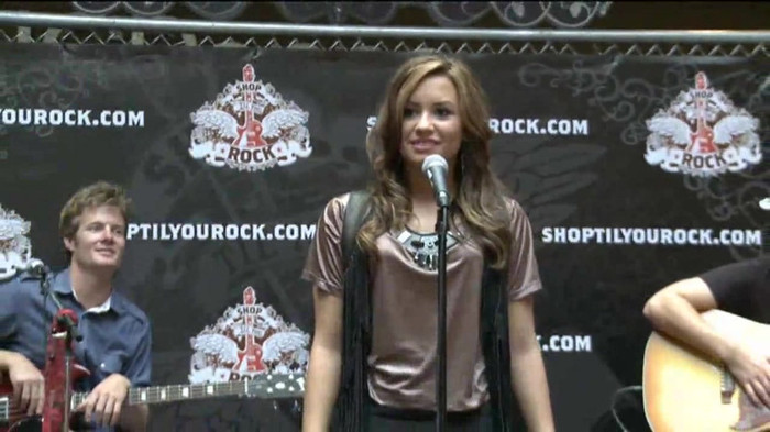 Demi Lovato  Live at Glendale Galleria  in LA for Cambio in HD 00956