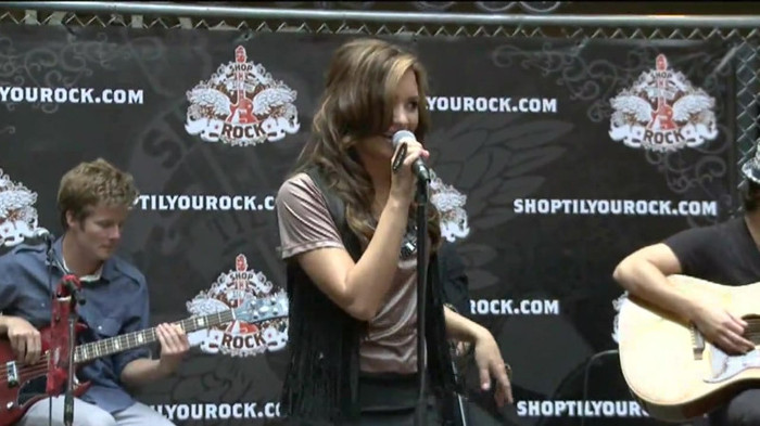 Demi Lovato  Live at Glendale Galleria  in LA for Cambio in HD 01922