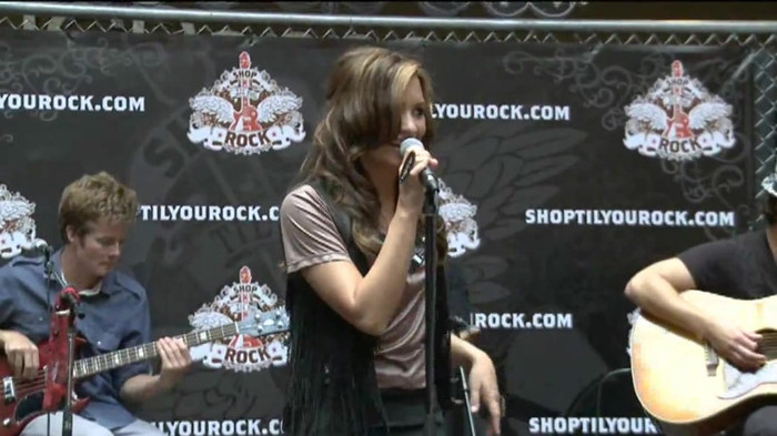 Demi Lovato  Live at Glendale Galleria  in LA for Cambio in HD 01932