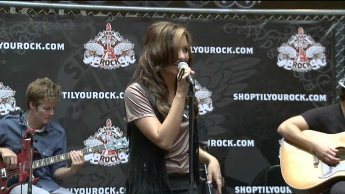 Demi Lovato  Live at Glendale Galleria  in LA for Cambio in HD 01933