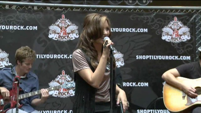 Demi Lovato  Live at Glendale Galleria  in LA for Cambio in HD 01939