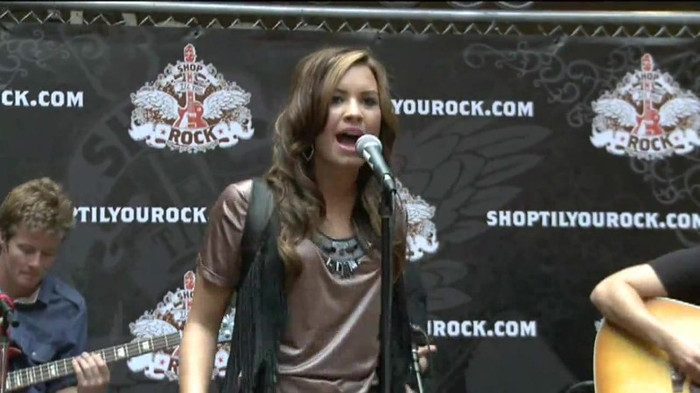 Demi Lovato  Live at Glendale Galleria  in LA for Cambio in HD 01998