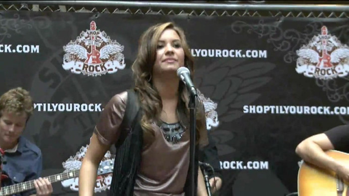 Demi Lovato  Live at Glendale Galleria  in LA for Cambio in HD 02005
