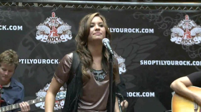 Demi Lovato  Live at Glendale Galleria  in LA for Cambio in HD 02006 - Demilush - Live at Glendale Galleria in LA for Cambio Part oo4